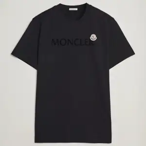 Moncler T-shirt aldrig använd  Storlek M  Färg: svart 