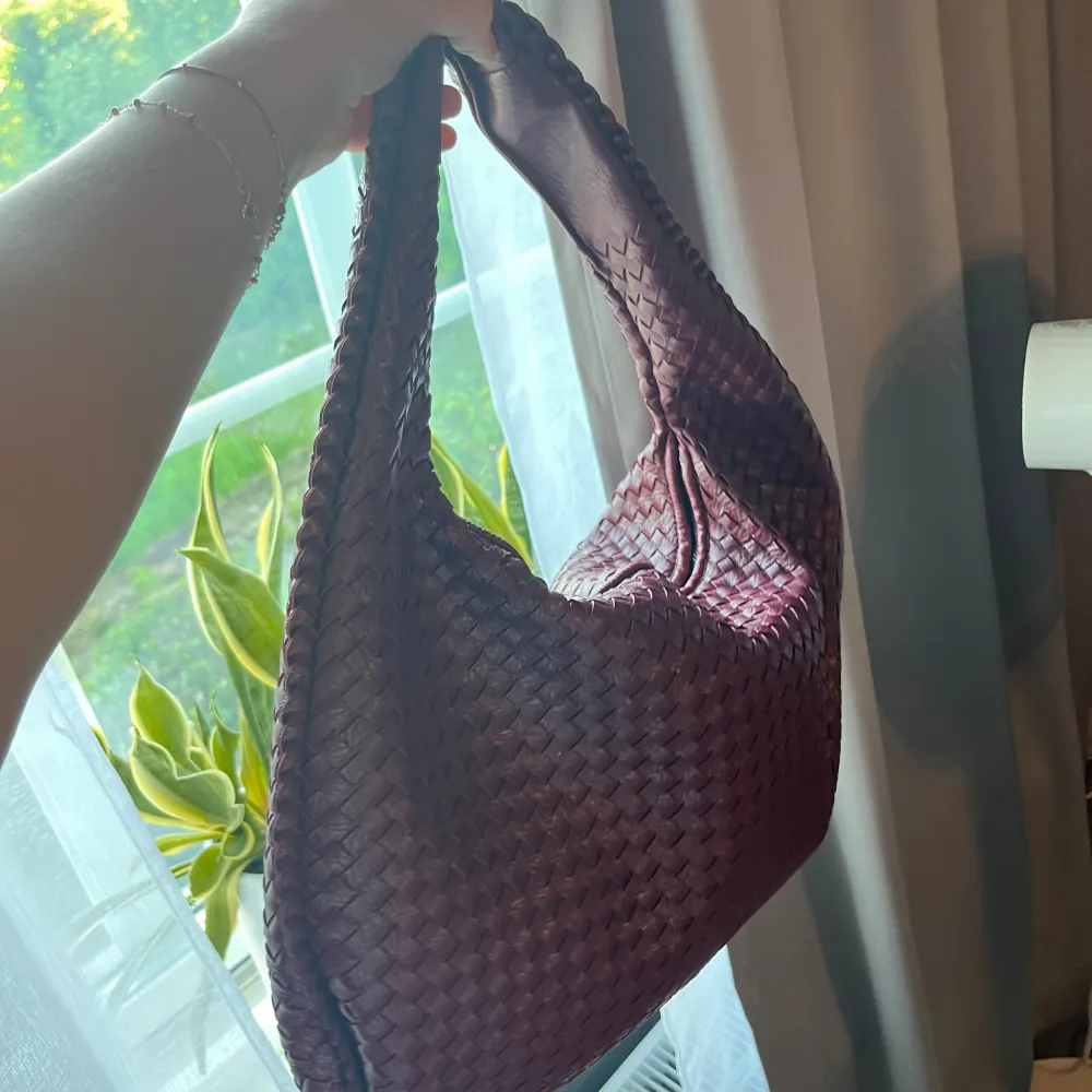 Säljer min super fina väska! Vinröd flätad, liknar bottega väskan! Så unik med den vinröda färgen !🌟🌟 men kommer tyvärr inte till användning hos mig:(((  Hör av er vid intresse!🩷. Väskor.