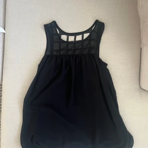 Svart festklänning  - Bra skick, aldrig använd, fint mönster, skönt luftigt material💗