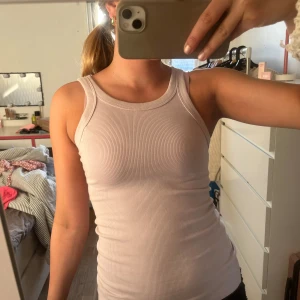 Linne - Helt oanvänt linne ifrån hm, ljus ljus lila och i strl XS. Stretchig och väldig fin💜