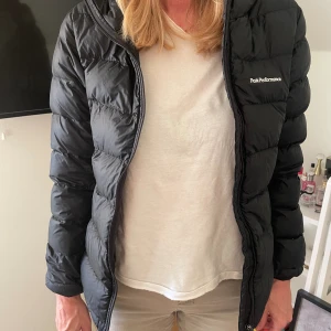 Peak performance jacka - Svart peak performance jacka. Säljer den pga att den är för lite. Är i stolek 40 men är som 38. 