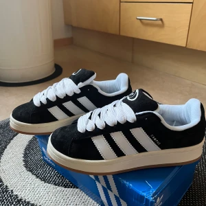 Adidas campus  - Svarta helt nya. Svarta skosnören kommer också med. Endast provade men tyvärr för små 37 1/3. 
