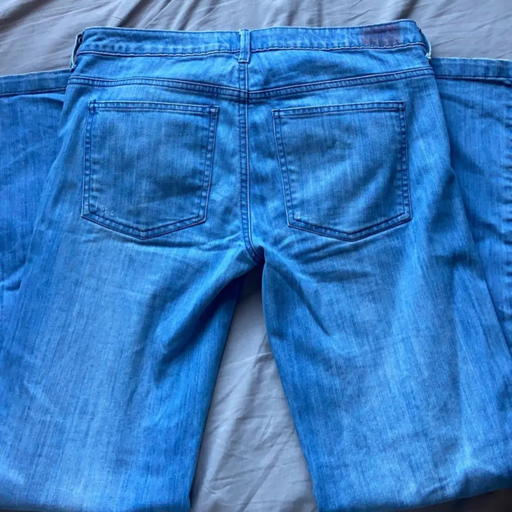 Skit snygga jeans från bikbok, köpt begagnade. Står ingen storlek men skulle tro L ungefär. Säljer för dom inte komme till användning, hör av er om jag ska skicka mått osv!💕. Jeans & Byxor.