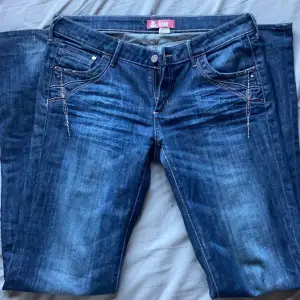 Lågmidjade jeans med söta detaljer på, köpta begagnat från hm. Jätte fina men kommer tyvärr inte till användning. Hör av dig om du vill ha mått!💕