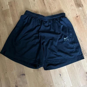 Basketshorts Nike - Har endast andvänts ett fåtal gånger Säljer för de är förstora  Passar L-XL