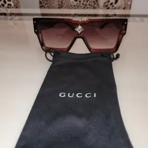 Louis vuitton med Gucci fodral. Liknar Louis Vuitton Cyclone sunglasses/ solglasögon.Bra kvalite! Fake. Använda 2 gånger. 