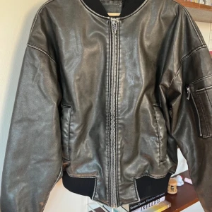 Läderjacka! - Jätte fin läderjacka som tyvärr är för stor på mig🥲 väldigt fint skick. Som referens är jag 153cm lång 🤍 