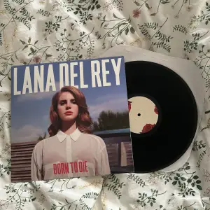 Säljer min Lana del rey skiva, Born To Die albumet! Har knappt använt, i toppskick