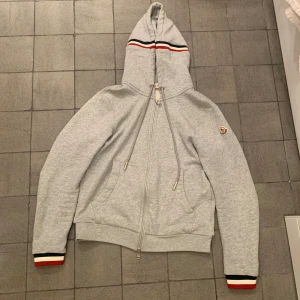 Moncler hoodie - Grå moncler hoodie, köpt på plick. Tags finns, fraktar bara. Pris ej hugget i Sten och kan gå ner vid snabb affär  Mvh Gustav 