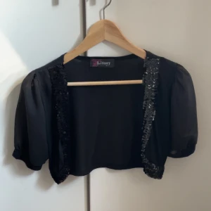 Bolero med paljetter - Måste tyvvär sälja denna superfina bolero då den är lite för litrn för mig och därför ej kommer till användning. Men den är verkligen superfin och det går att spica upp många outfits med den eftersom att det passar till nästan allt!💕