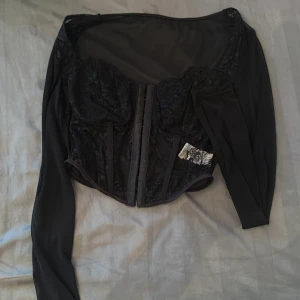 Korsettetopp med mesh - Korsettetopp med meshärmar och rygg aldrig använd