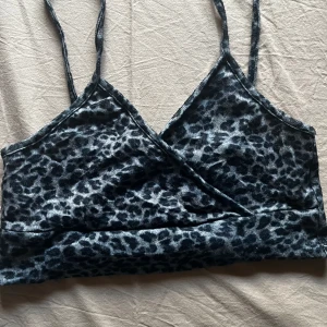 Gullig topp - Liten gullig topp för sommaren eller att ha hemma. Grå aktig med leopard mönster. Köpt i kina. Tunn med dubbeltyd, som är jättemysig att ha på  Storlek XS-S