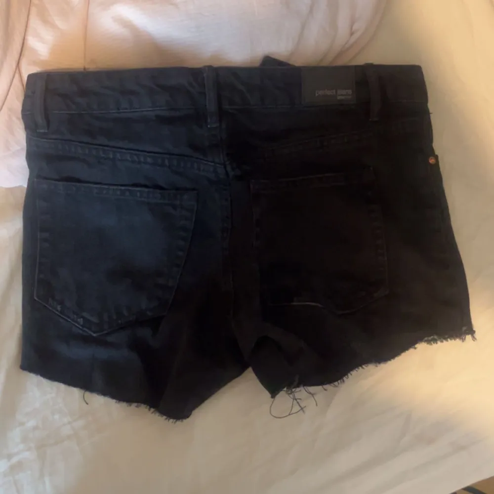 Svarta jeansshorts från Gina. Köpta förra året men aldrig använda då den inte passar.. Shorts.