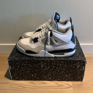 ⚫️⚪️ Jordan 4 Military Blacks ⚪️⚫️ - Hej jag säljer ett par jordan 4 military blacks. De är använda med en repa på sidan. Har tyvärr inge kvitto men köpta på GOAT. Skriv om ni har några frågor😃