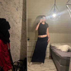 Lågmidjade blå kjol från Nelly  - Säljer denna oanvända endast testade kjolen från Nelly. Säljer då jag inte helt tycker den passar mig🥰 Nypris 300 kr 