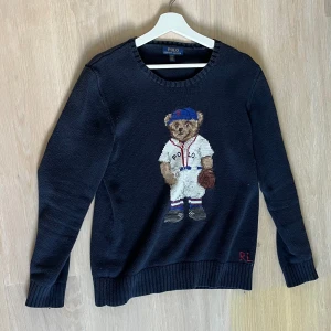 Mörkblå polo bear tröja - Hej, jag säljer min stickade polo tröja Tröjan säljs inte längre.  Skick: 9/10 inga hål endast lite stor vid kragen. Pris går att diskuteras vid snabb affär.  