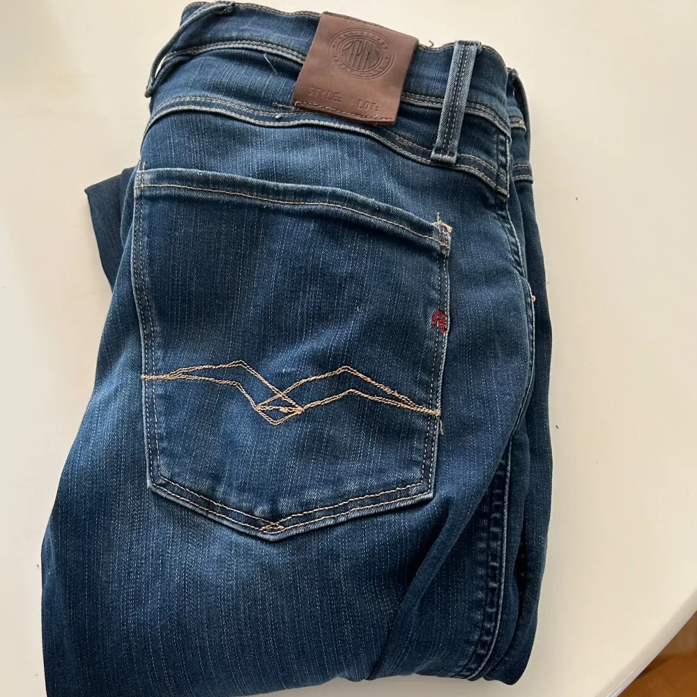 Hej säljer nu dessa replay jeans då de inte kommer till användning, skicket är 10/10 och de är mörkblåa med en fade. Storleken är 31:32 och modellen på bilden är 187 och väger runt 70kg. Jeans & Byxor.