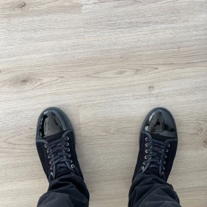 Lanvins - Storlek: 41 Skick: 9:10 Defekter: Enda defekterna är i sulorna Budgivning startar på 1500 Byten söks också 