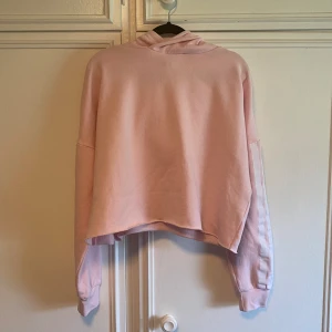 Croppad hoodie  - Croppad hoodie med ränder på ärmarna🥰 köpt på stadium för ett antal år sen! 