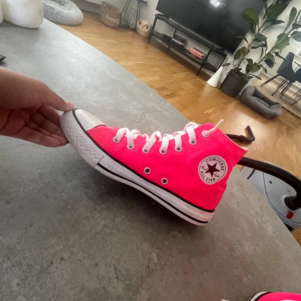 Skit coola Converse, i skin står de att de är storlek 35 men de passar mig som har 37. De har två fläckar som visas på de två sista bilders🩷🩷. Skor.