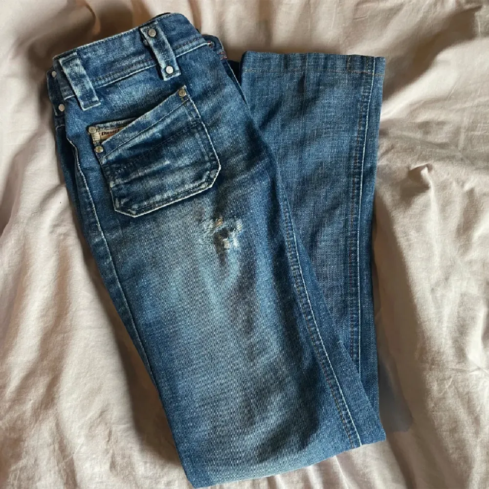 Säljer dessa super snygga diesel jeans! De är på gränsen till försmå därav jag säljer dom. Älskar verkligen och de är i super bra skick, som nya! Frågor? Bara skriva privat! Pris kan diskuteras vid snabbt köp!😊💕. Jeans & Byxor.