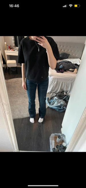 Zara flare jeans - Superfina mörkblå jeans med kontrastsömmar. 