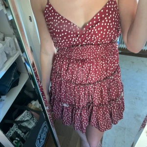 Prickig vinröd klänning - Fin prickig klänning i vinröd!🥰🙌🏻