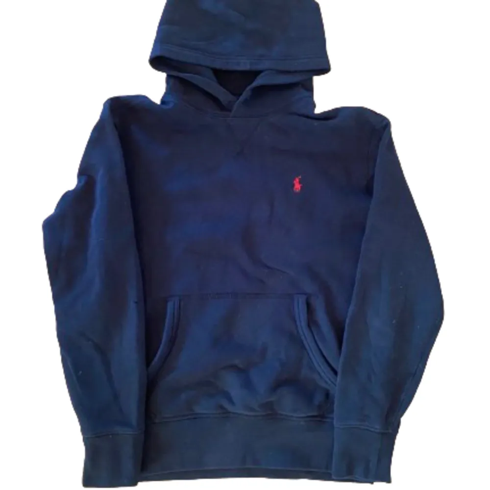Säljer nu denna snygga hoodie av märket Ralph Lauren | Skick : 9/10, saknar endast snören! | Pris : Nypris : 2300kr, mitt pris 499kr. Priset är inte hugget i sten | Om du har några frågor är det bara att höra av dig! ❤️. Hoodies.