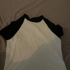 Kroppad T-shirt  - Bra å fint skick