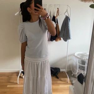 Puffärmad tröja - Två tröjor i blått o vitt med puffärmar i storleken xs på båda, i gott skick från H&M 100kr styck