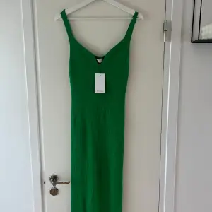 Grön lång stickad klänning från Chiquelle i onesize storlek. Ny med lapp kvar.