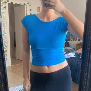 TOPP MED ÖPPEN RYGG  - Superfin topp i bra skick, perfekt till sommaren! 