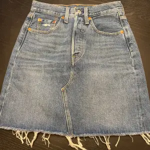 Fin kjol från Levis använd 2-3 gånger som i nyskick köpt förra sommaren, måste tyvärr sälja då den är för liten för mig 