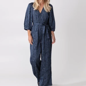 Jumpsuit  - Från indiska, använts kanske en gång. Har dock inte knytbandet