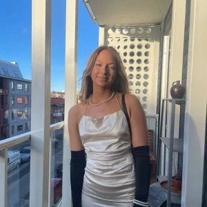 Champagnefärgad sidenklänning - Storlek S/36 Nypris 1200 från bubbleroom Använd 1 gång