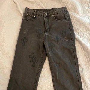 Chrome hearts baggy byxor - Skit snygga chrome hearts byxor med fina symboler på den, helt ny skick och i topp form Längden skulle jag säga  är 32-33 och breden 31