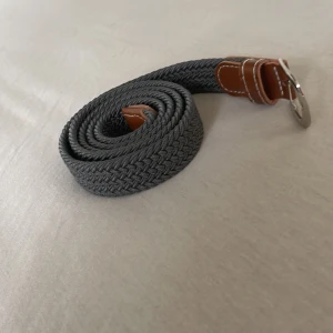 Flätat bälte  - Snyggt flätat bälte i färgen grå!🤩Skick-10/10(nyskick)! Kom privat för fler frågor!