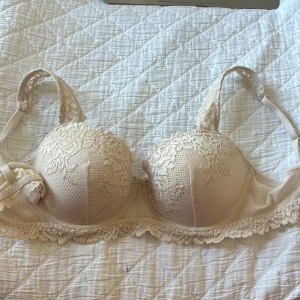 Intimissimi BH - Helt oanvänd Balconettebehå Sofia Pretty Flowers i färgen nude.  Storlek 75C (EU) 