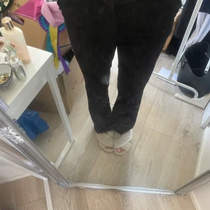 Kostymbyxor  - Från Lindex, strl 34. Modell Fiona. Supersnygga med medelhög midja. 