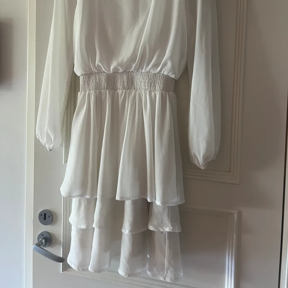 Säljer denna söta vita volang klänning då den endast kommit till användning 1 gång, nyskick. Storlek XS men stretchig så passar även S. Skriv vid intresse eller frågor. . Klänningar.