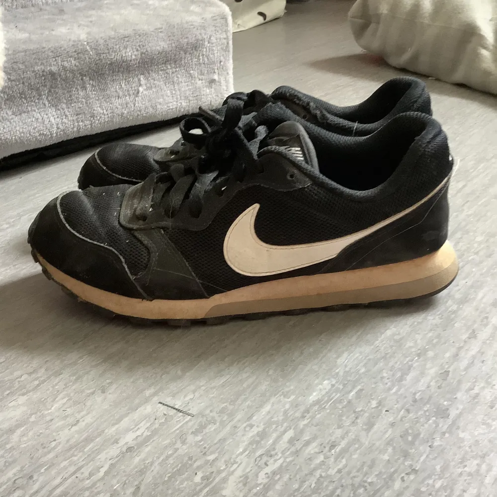 Fina skor från Nike svartvita i strl 36,5 i använt skick. Skor.