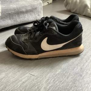 Fina skor från Nike svartvita i strl 36,5 i använt skick