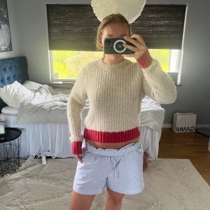 Zara tröja  - Fin stickad tröja från zara med röda detaljer 