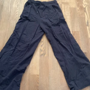 Kläder - De här byxorna är inte så använda och är i superbra skick och fina.  Lite skrynkliga.