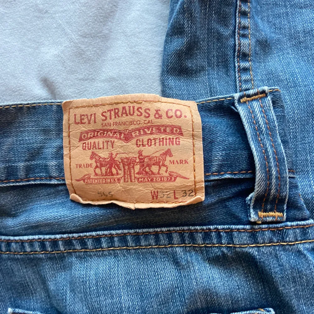 Levi’s jeans, köpt begagnat för ganska längesen och har inte kommit till användning, dom är rätt så lågmidjade och skulle säga att dom är straight i benen. Kan skicka fler bilder eller mått!🩷. Jeans & Byxor.