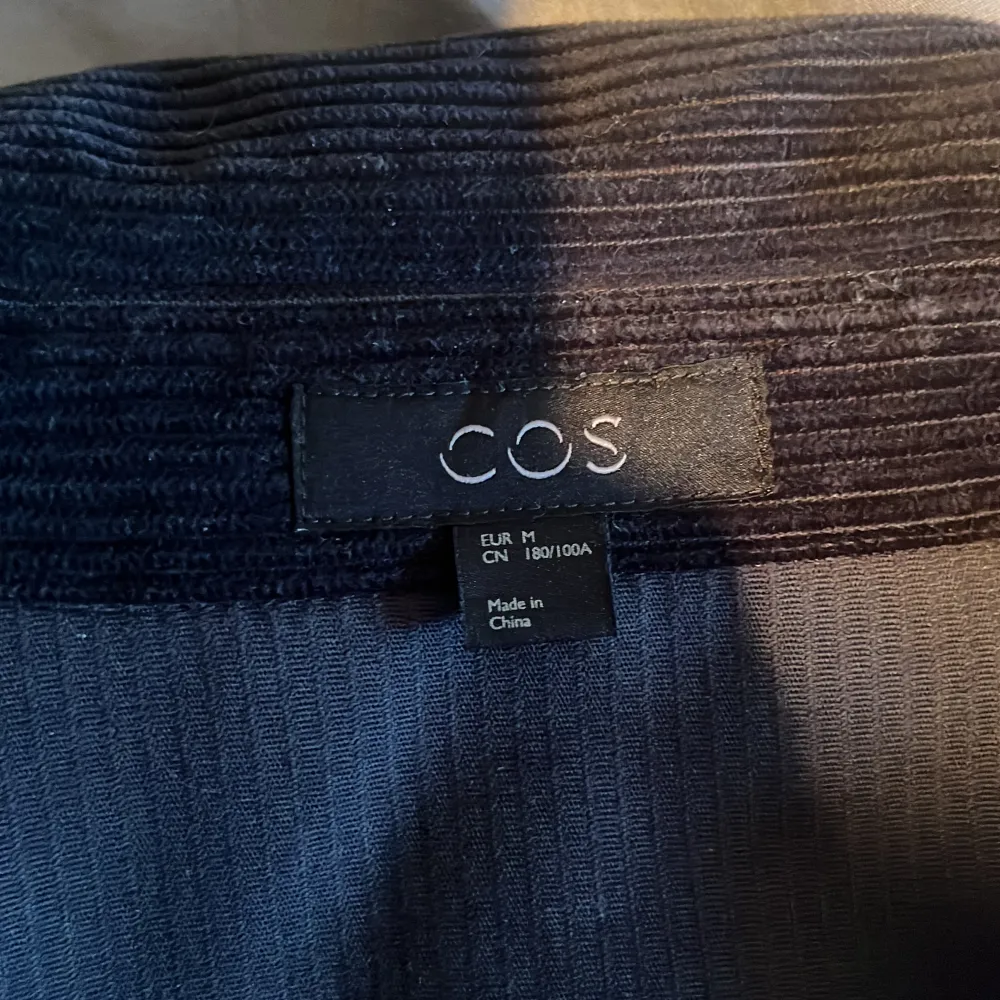 Mörkblå Manchester overshirt från COS. Knappt använd och i bra skick . Skjortor.