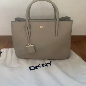 DKNY Väska som är använd 1-2 ggr Max, så i ny skick.  Ganska stor och rymlig, skrivblock och dator får gott plats. 