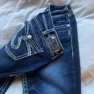 Jeans köpta begagnade för ett tag sen, köpte dom för ungefär 400-500kr, sparsamt använda. Kan skicka flera bilder med dom på, så det är bara och höra av sig!💖