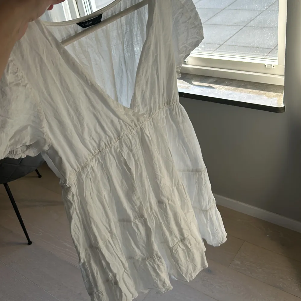 Linnéklänning från Shein. Köpt för längesen men var för kort för min smak och därmed aldrig använd. (178 cm). . Klänningar.