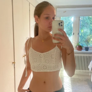 Sommartopp  - Broderad topp från pull and bear. Super somrig och fin. Storlek S men den är ganska liten i storleken. Hör av dig vid frågor! 😊